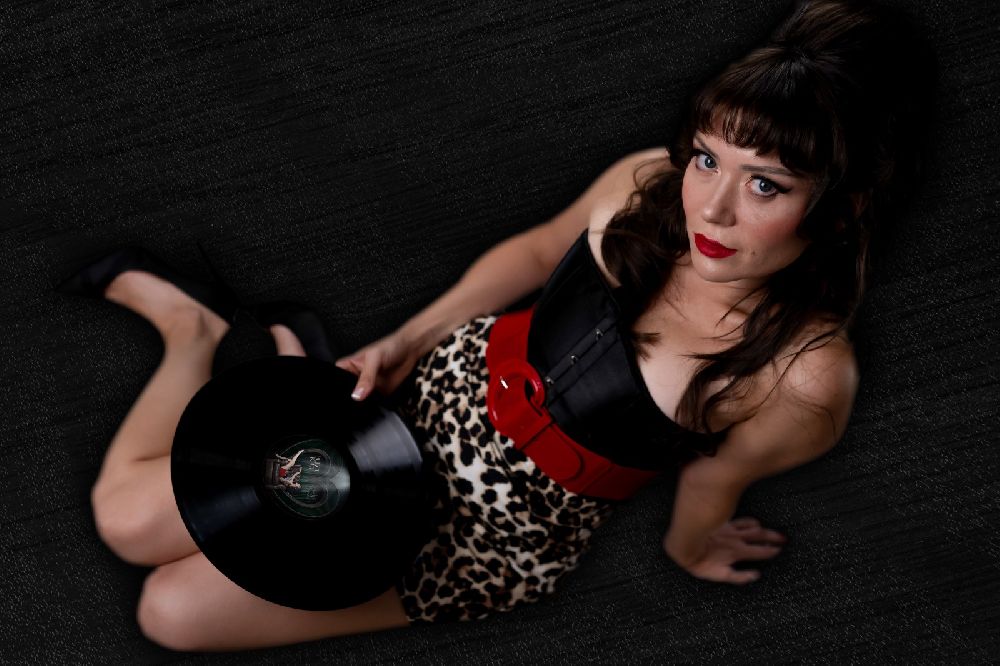 Burcu Kurt ile yılbaşı ruhuna retro dokunuş: Funky İstanbul