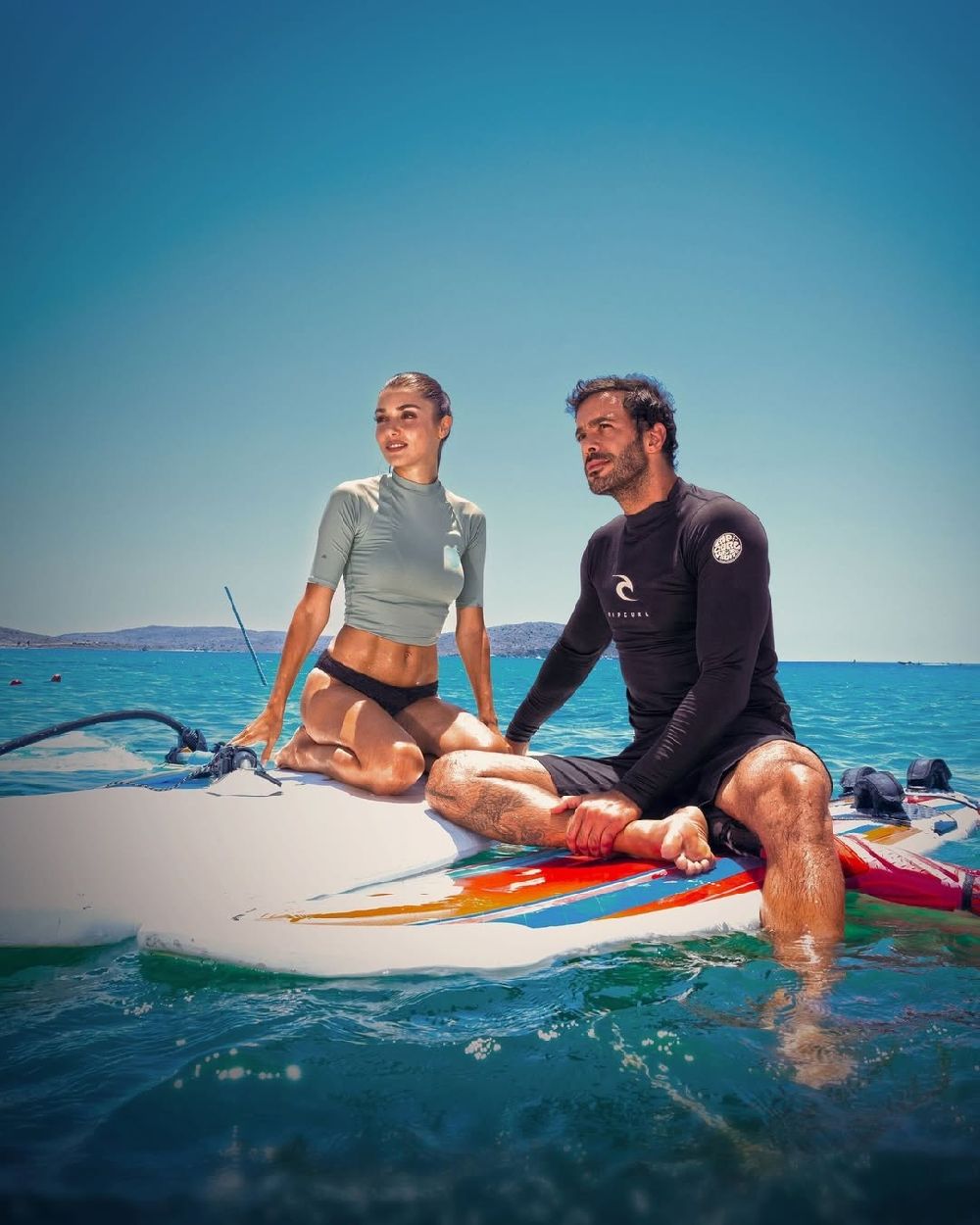 Hande Erçel ile Barış Arduç'un başrolünü paylaştığı 'Rüzgara Bırak' filminden yeni kareler ortaya çıktı!