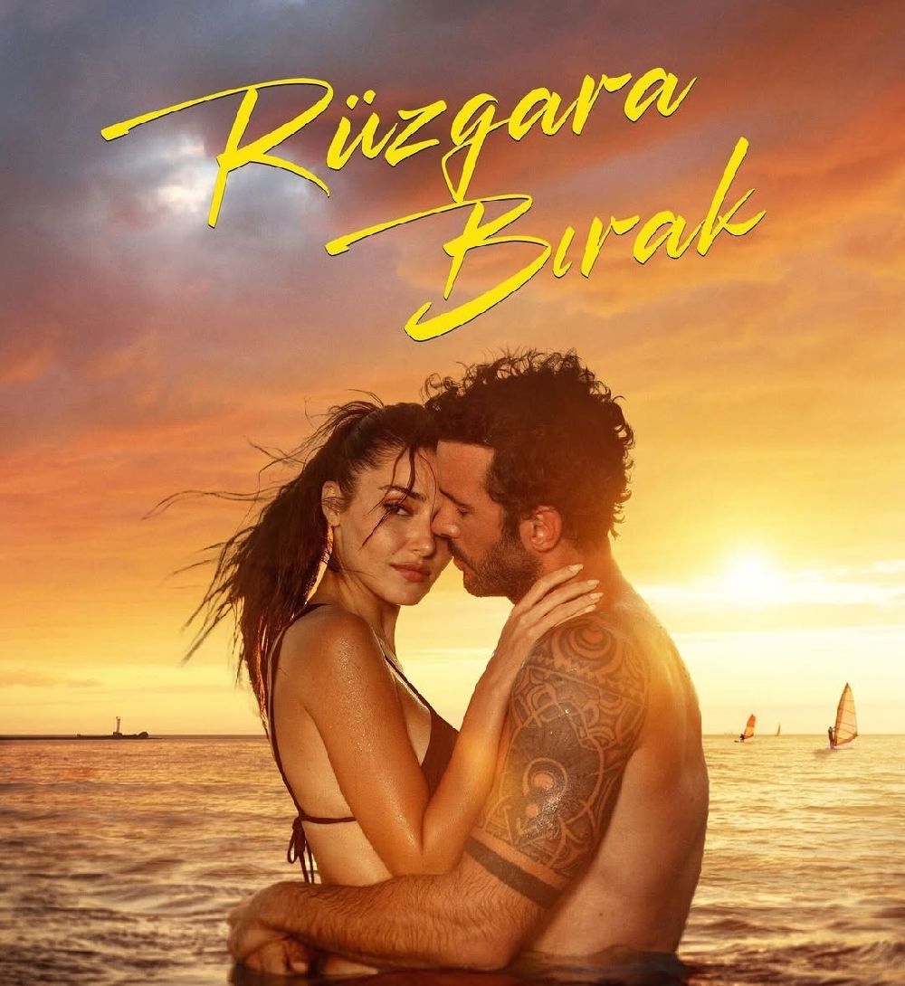 Hande Erçel ile Barış Arduç'un başrolünü paylaştığı 'Rüzgara Bırak' filminden yeni kareler ortaya çıktı!