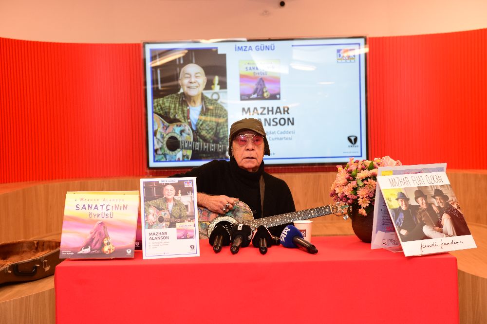 Mazhar Alanson 'Sanatçının Öyküsü'nü imzaladı!