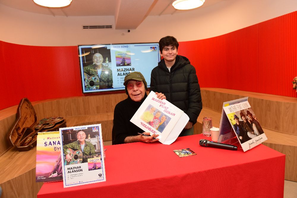 Mazhar Alanson 'Sanatçının Öyküsü'nü imzaladı!