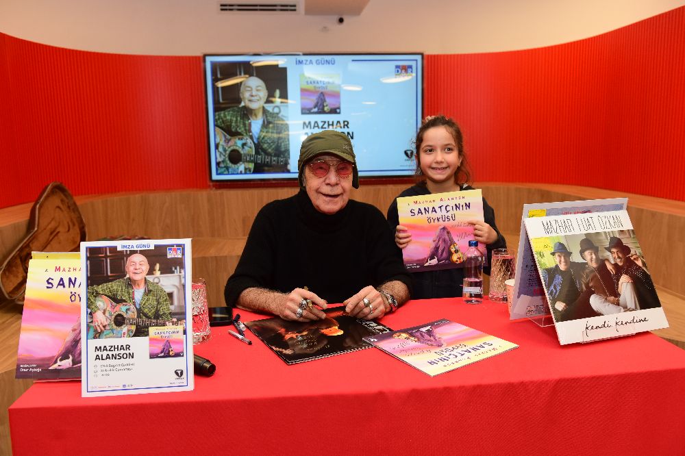 Mazhar Alanson 'Sanatçının Öyküsü'nü imzaladı!