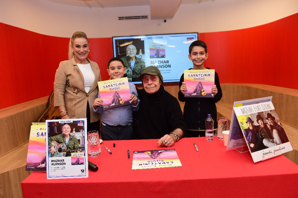 Mazhar Alanson 'Sanatçının Öyküsü'nü imzaladı!
