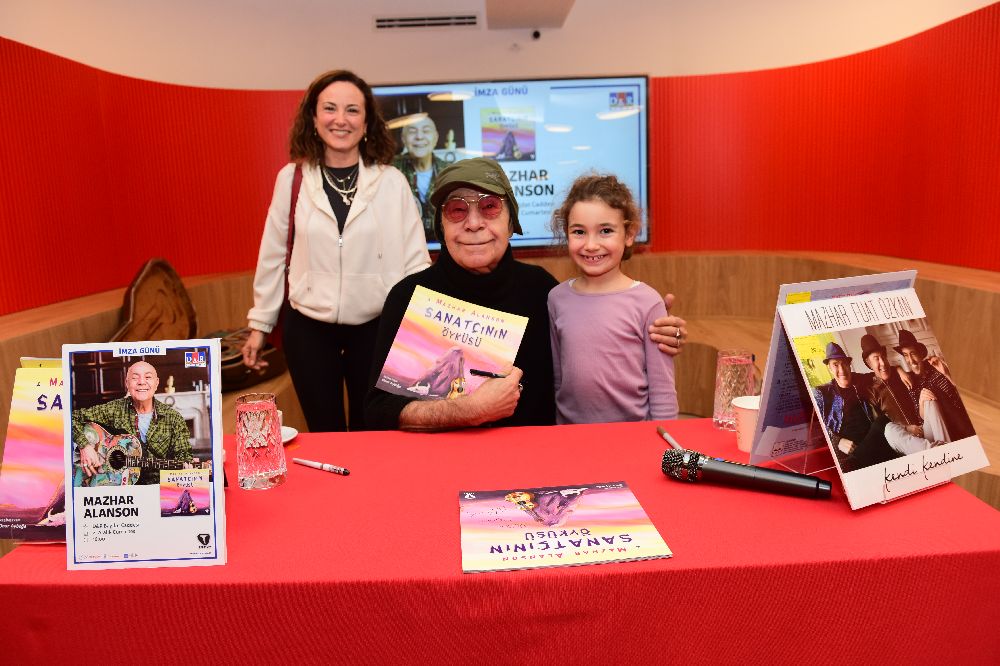Mazhar Alanson 'Sanatçının Öyküsü'nü imzaladı!