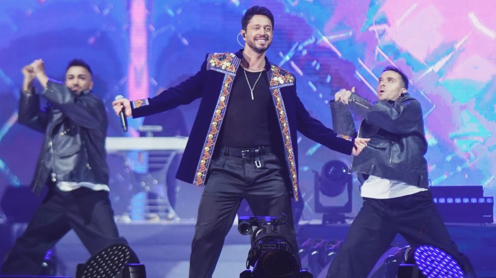 Murat Boz sahnede Türkmen kalpağı taktı