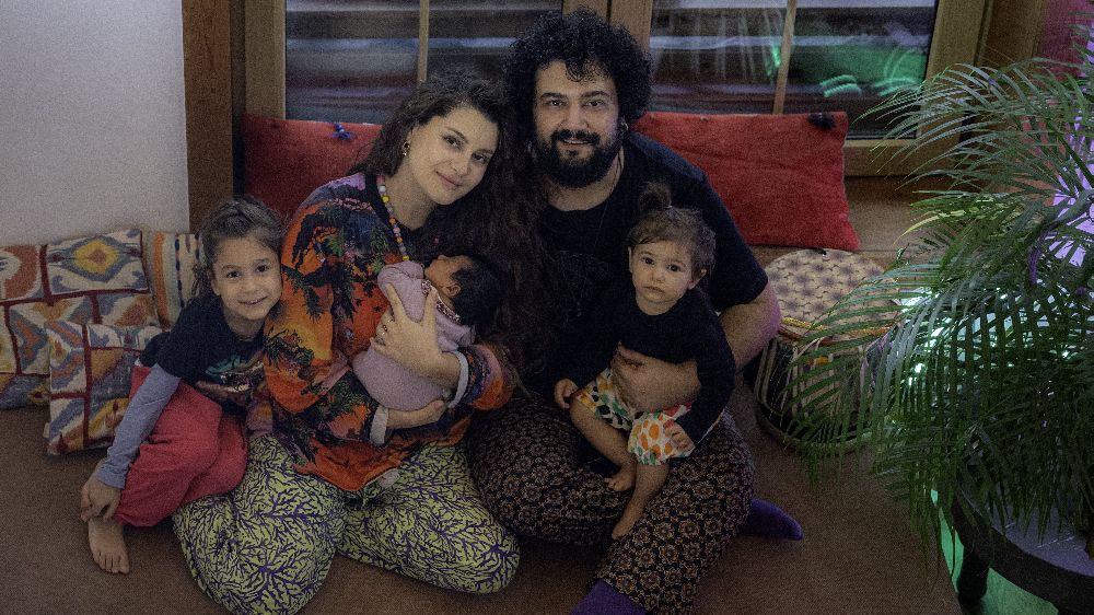 Üçüncü çocuğunu kucağına alan Atiye'den aile pozu!