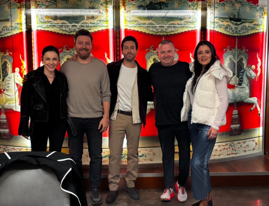 Ünlü isimler yeni yıl partisinde bir araya geldi!