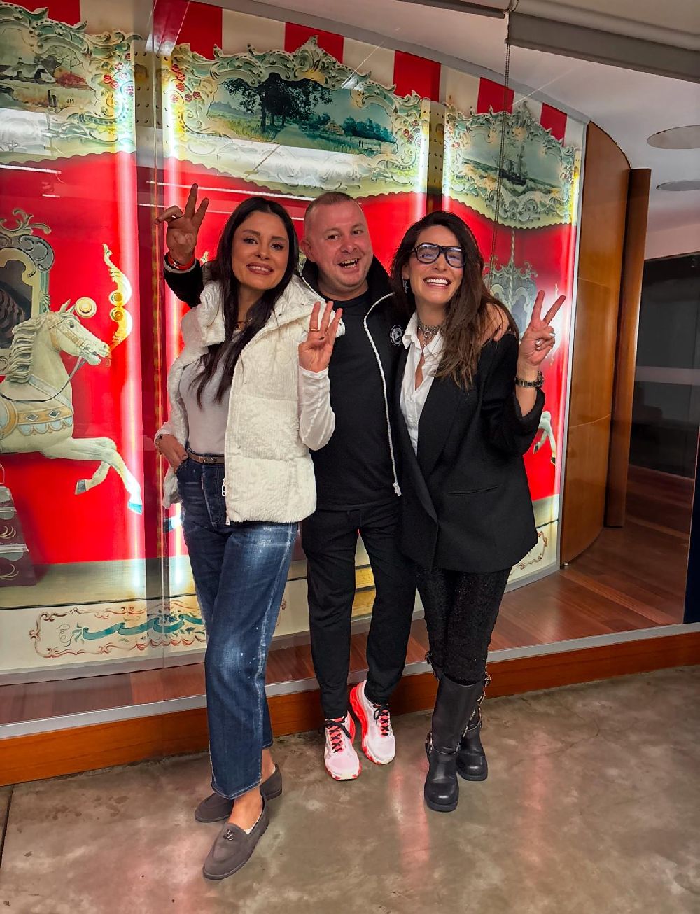 Ünlü isimler yeni yıl partisinde bir araya geldi!