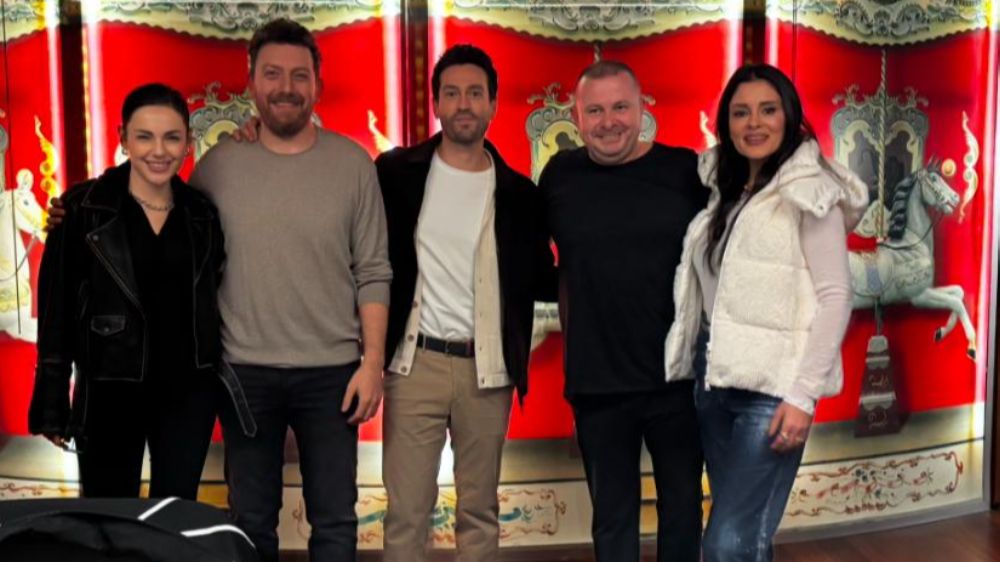 Ünlü isimler yeni yıl partisinde bir araya geldi!