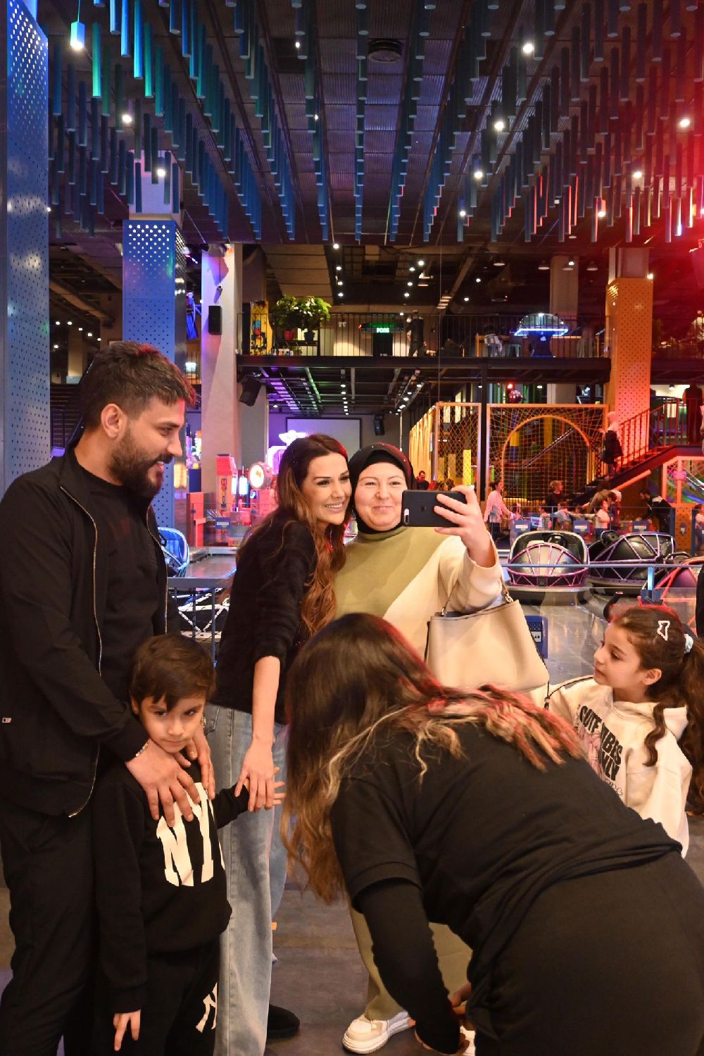 Dilan Polat-Engin Polat çifti, oğulları Milan Efe Polat'ı eğlence merkezine götürdü