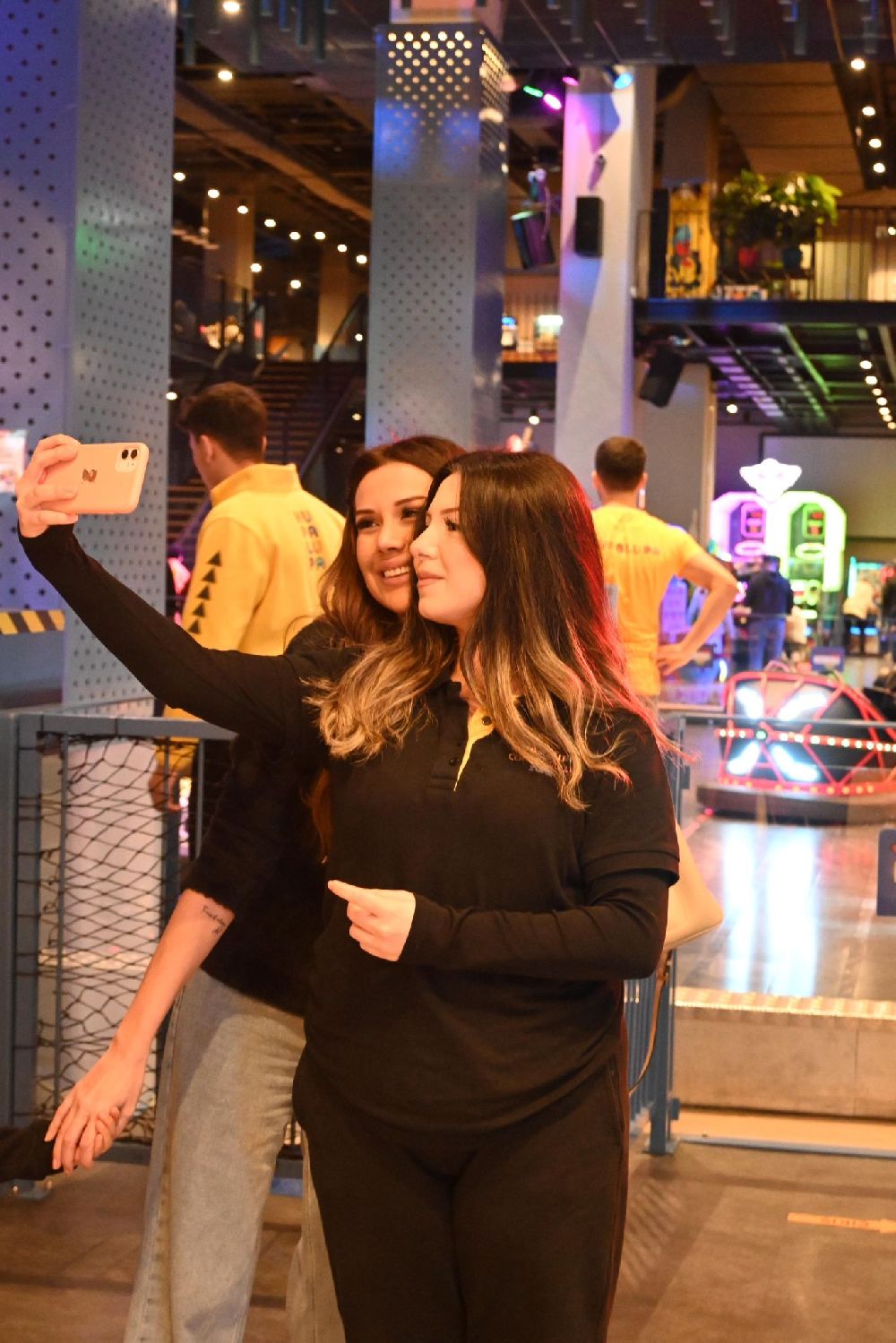 Dilan Polat-Engin Polat çifti, oğulları Milan Efe Polat'ı eğlence merkezine götürdü