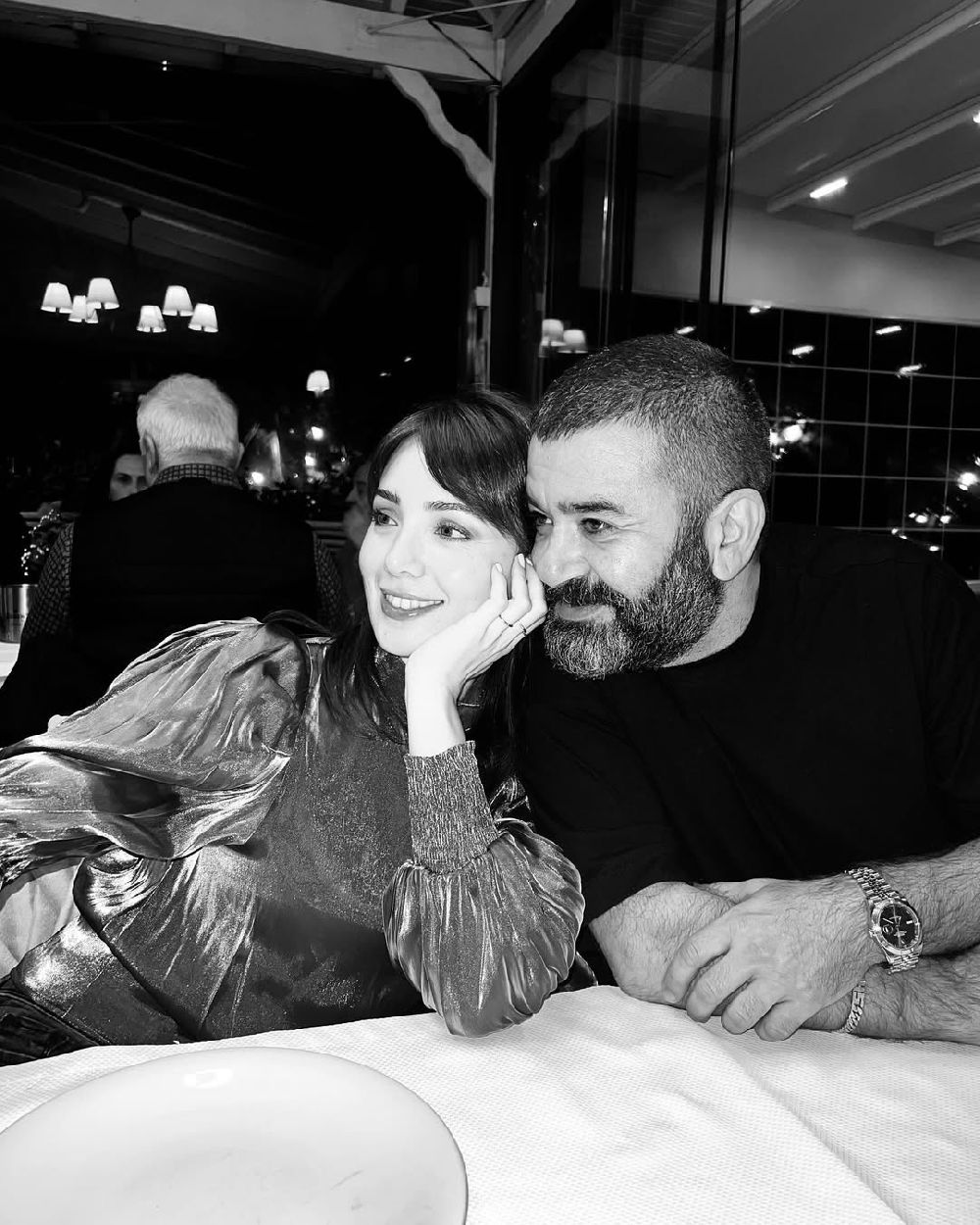 Ünlü oyuncu Bülent Şakrak yeni yılda aşkını ilan etti!