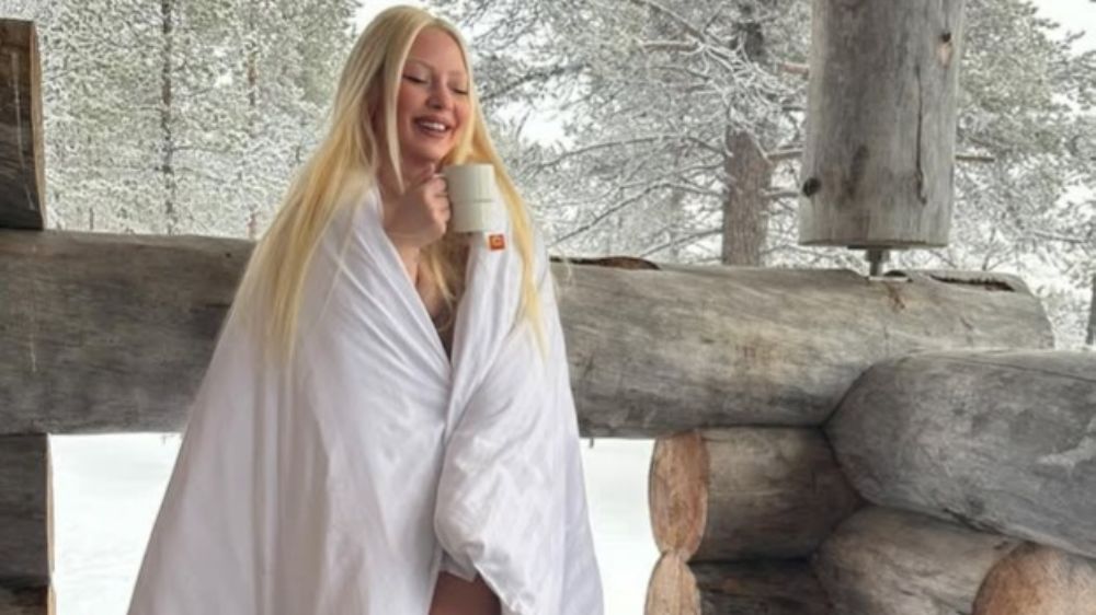 Ünlü şarkıcı Ece Seçkin karda yorganla poz verdi!