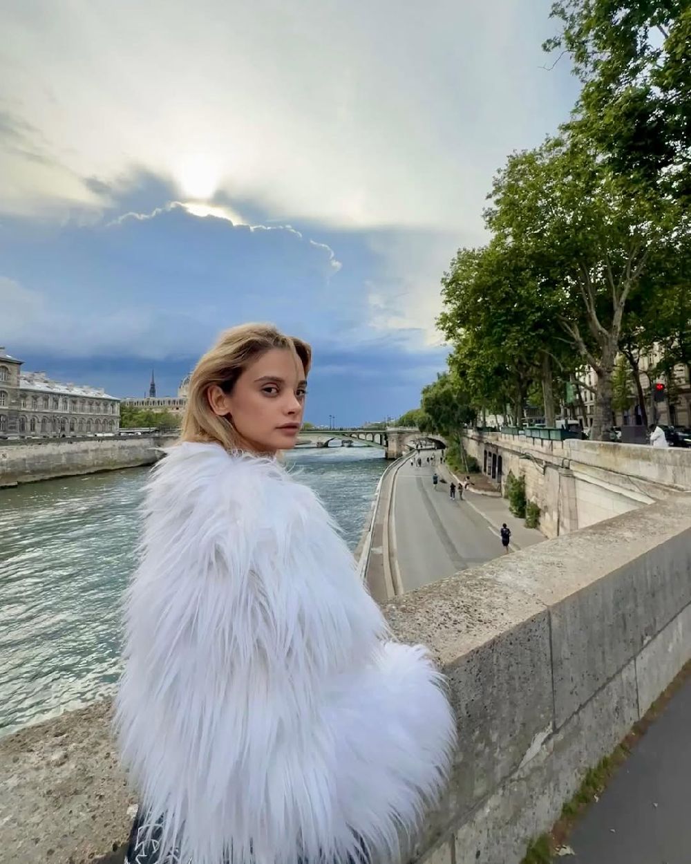 Serra Pirinç göğüslerinin kalıbını çıkarttı