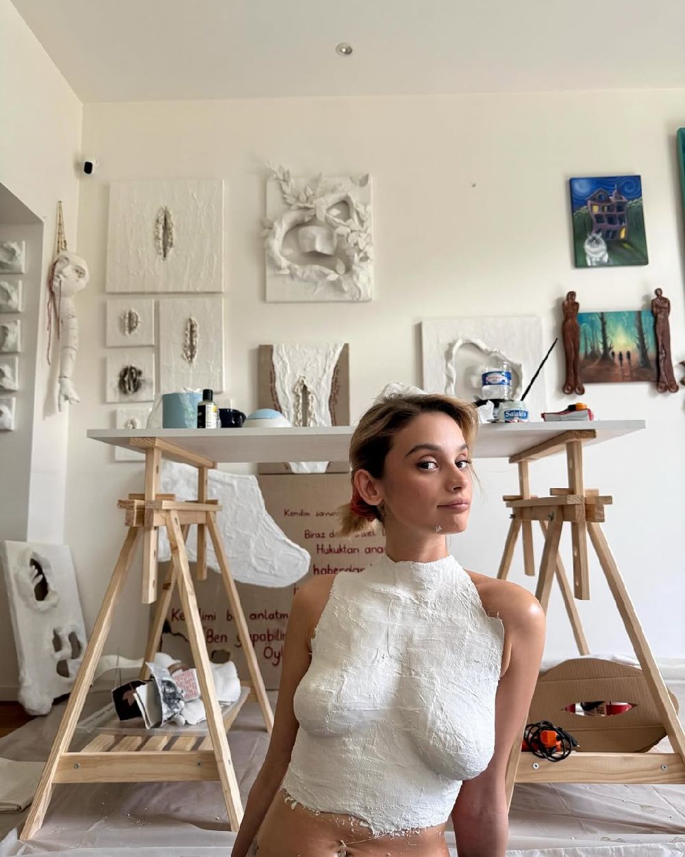 Serra Pirinç göğüslerinin kalıbını çıkarttı