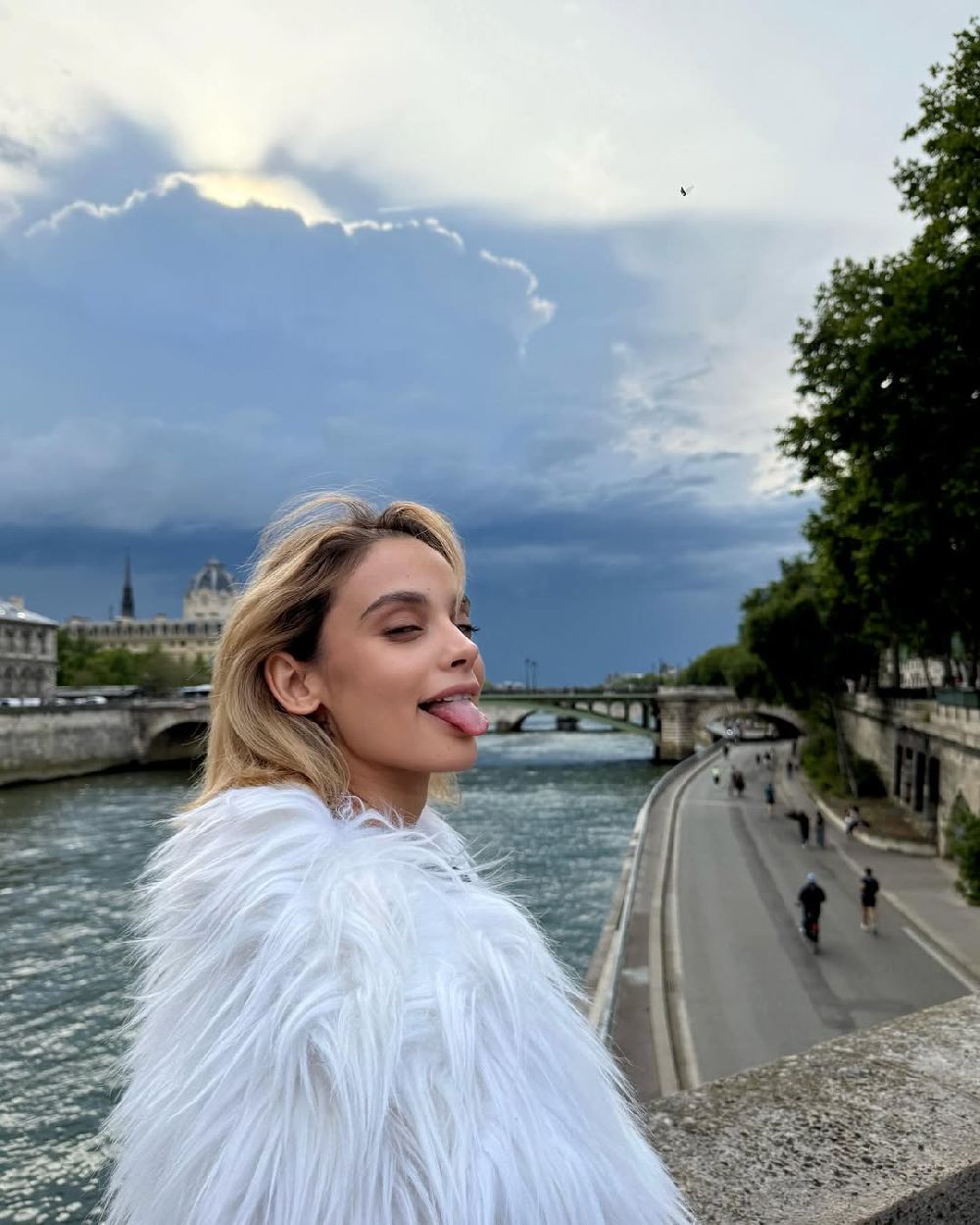 Serra Pirinç göğüslerinin kalıbını çıkarttı