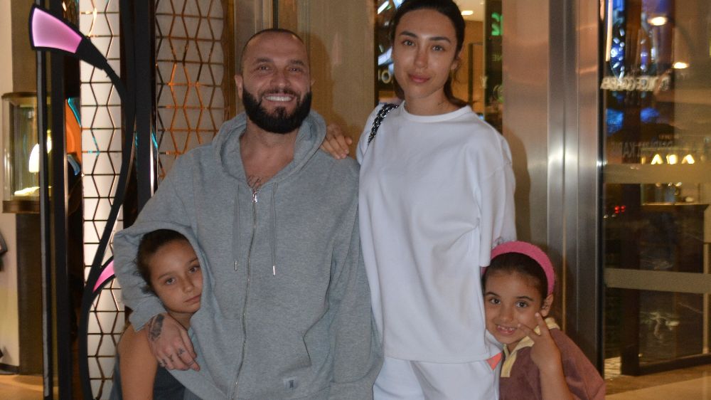 Berkay ve Özlem Ada Şahin'in çocuklarıyla AVM turu!