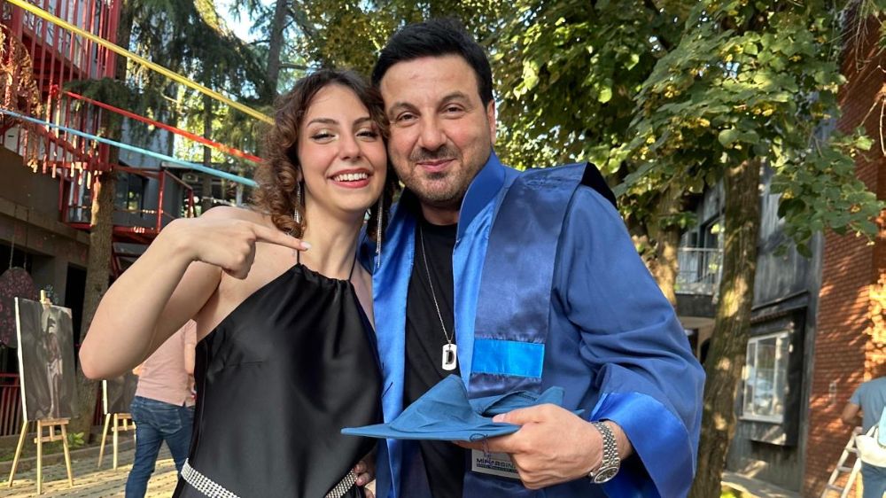 Davut Güloğlu cübbe giydi, kep fırlattı!