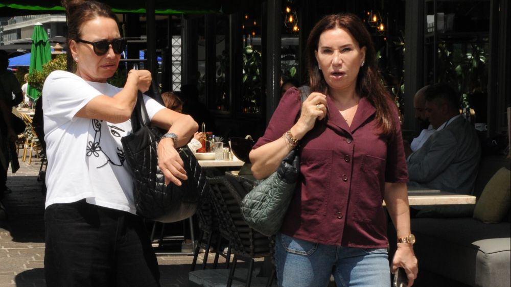 Demet Akbağ, kardeşi Sedef İybar ile AVM turu yaptı