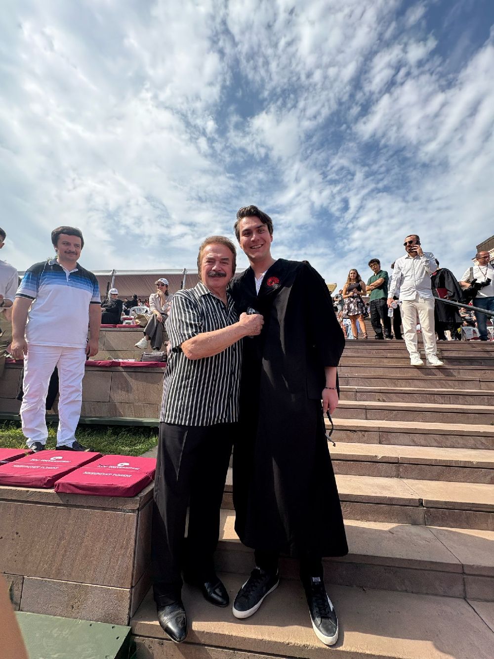 Orhan Gencebay torunu Efe Gencebay’ı mezuniyetinde yalnız bırakmadı