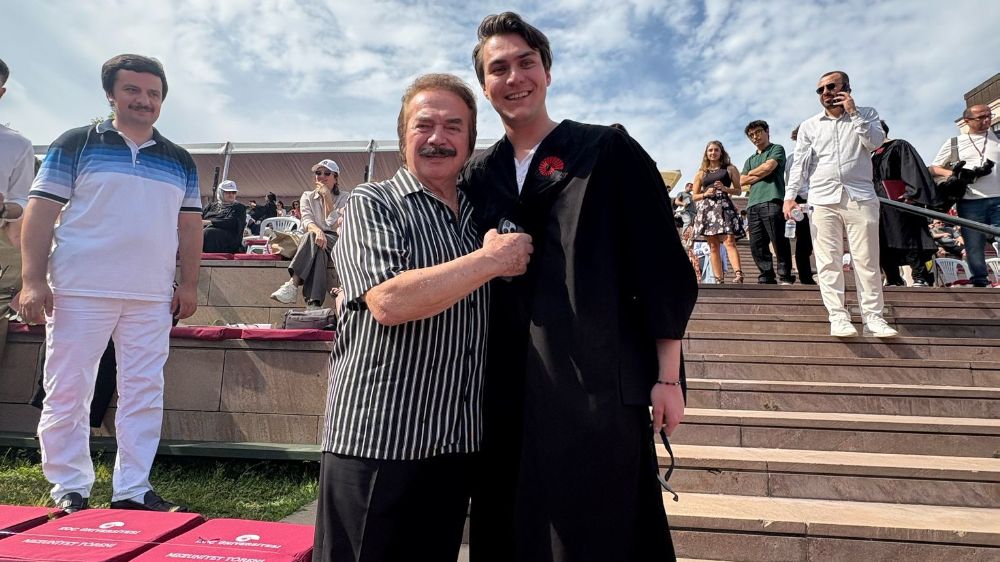 Orhan Gencebay torunu Efe Gencebay’ı mezuniyetinde yalnız bırakmadı