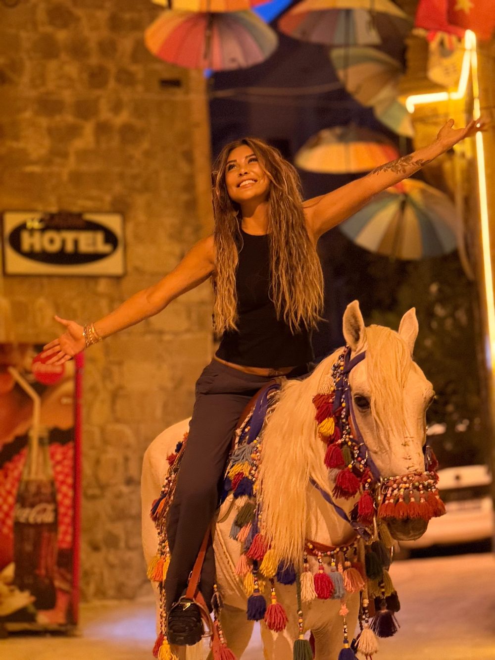 Selen Görgüzel Mardin'i atla gezdi