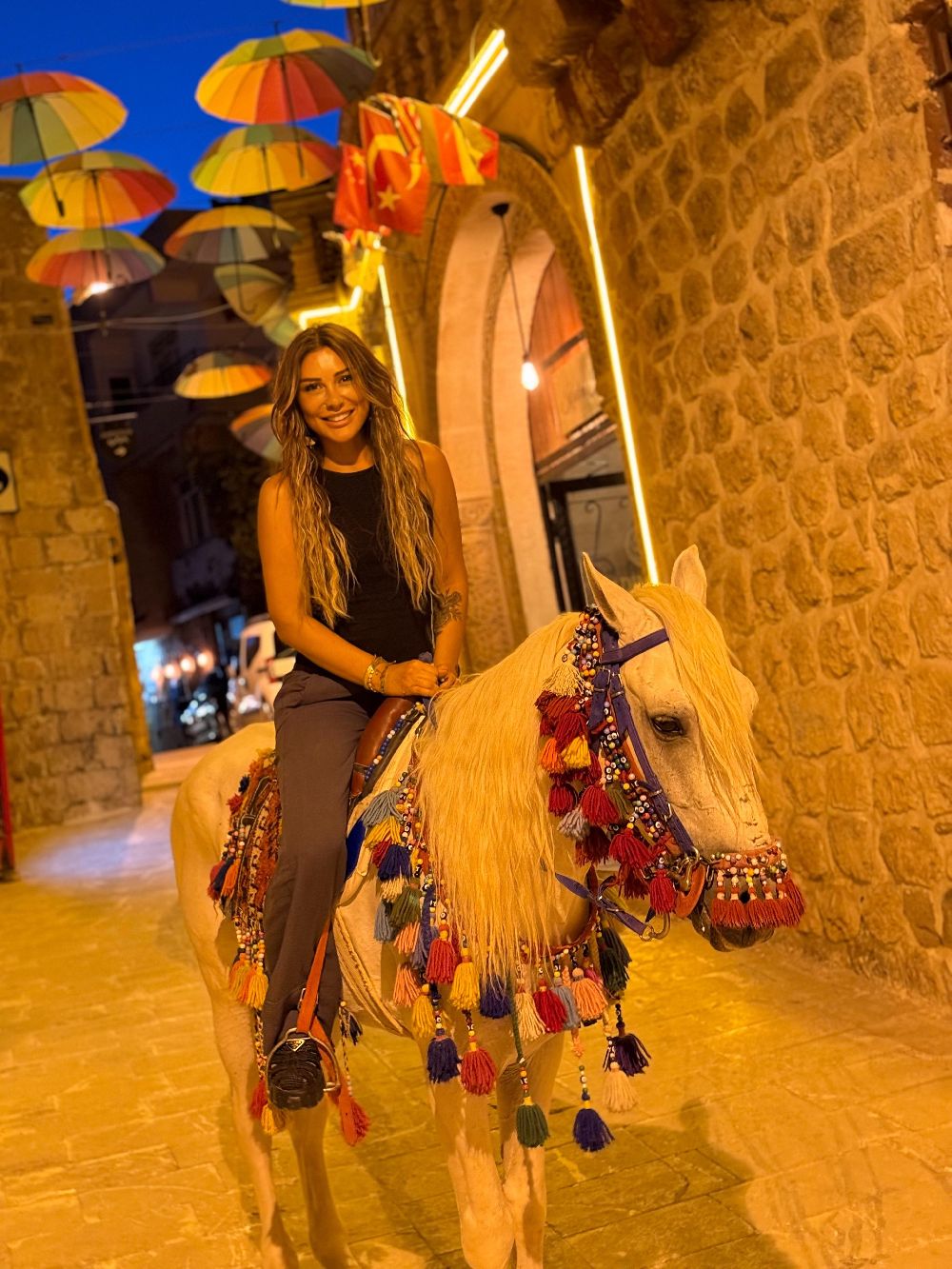 Selen Görgüzel Mardin'i atla gezdi