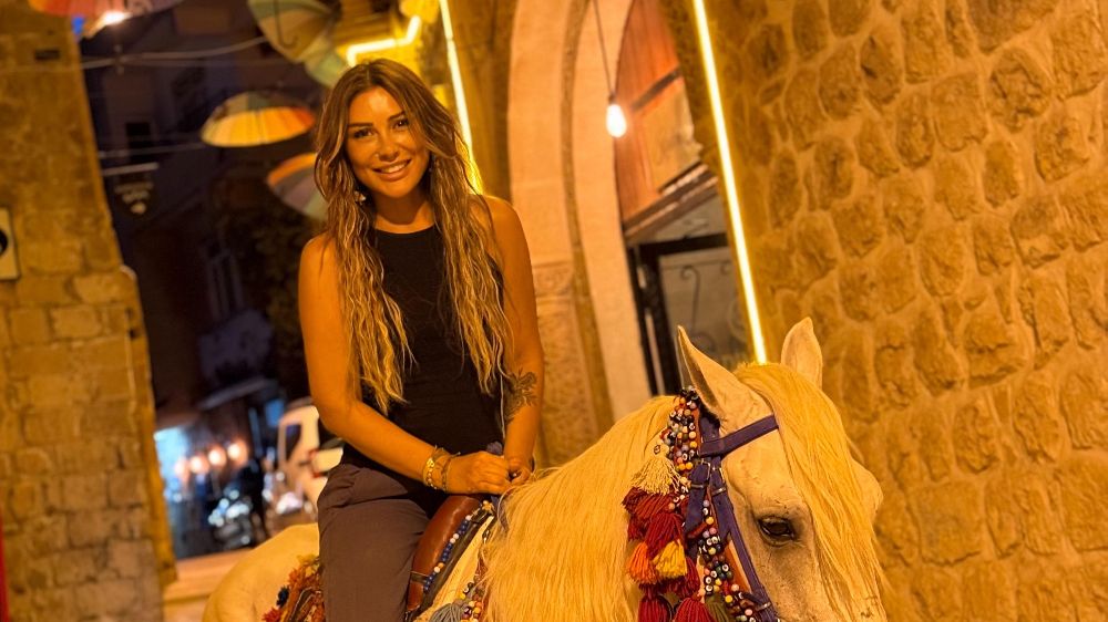 Selen Görgüzel Mardin'i atla gezdi