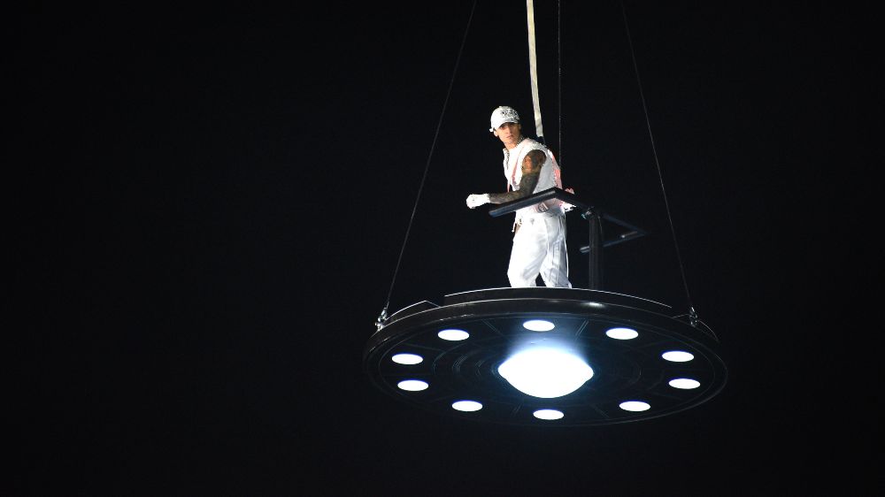 Çakal sahneye UFO ile indi!