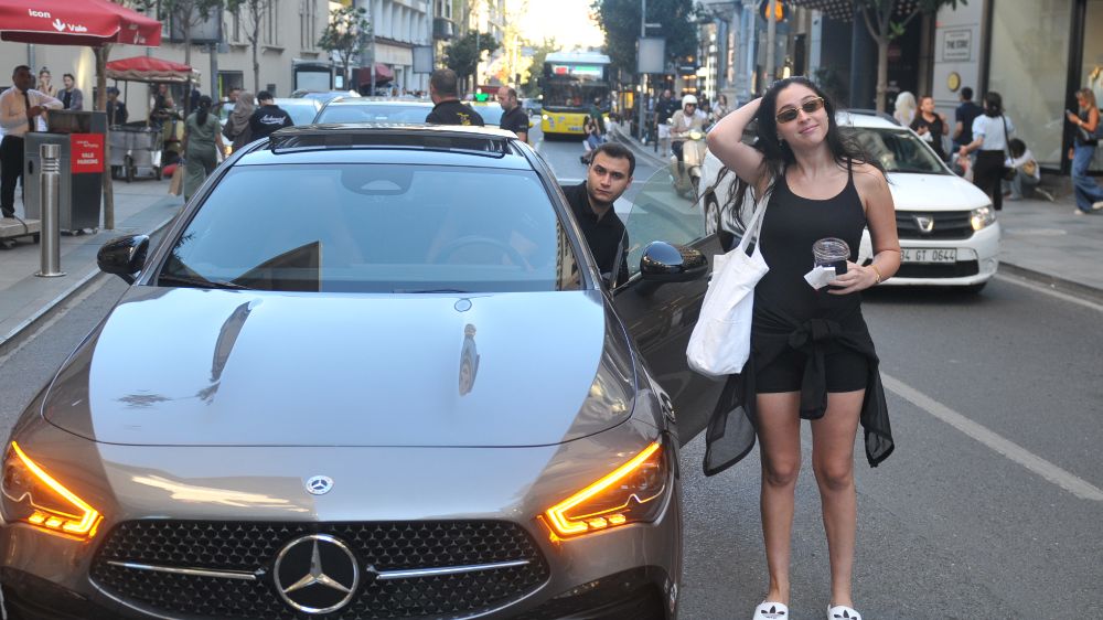 Cemre Baysel milyonluk aracıyla görüntülendi