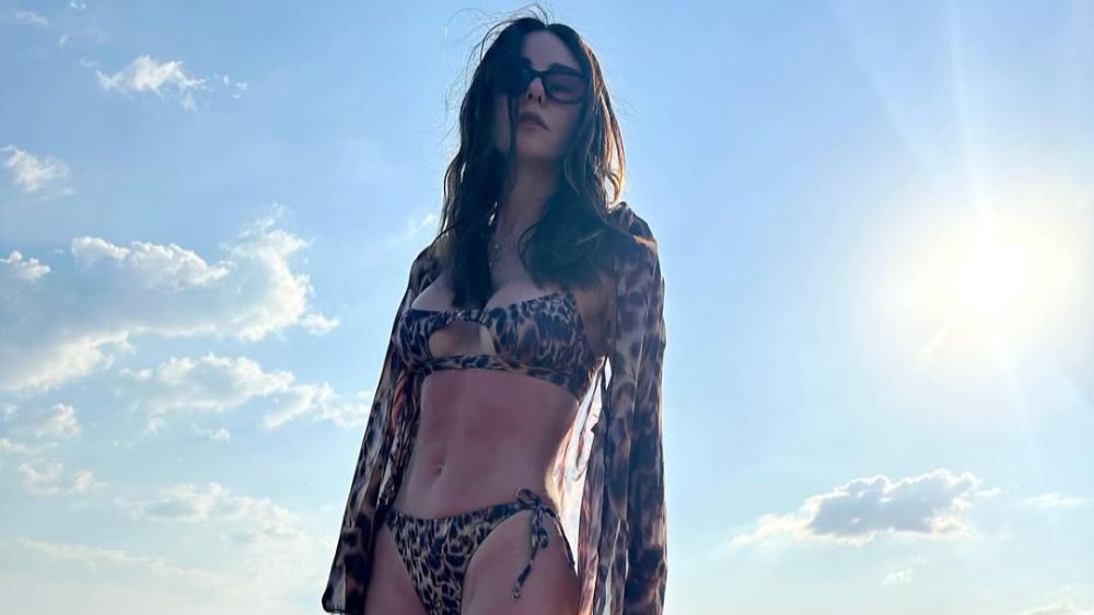 Defne Samyeli'den bikinili pozlar