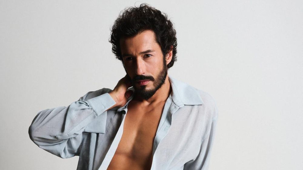 Emrah Akduman bir firma için objektif karşısına geçti