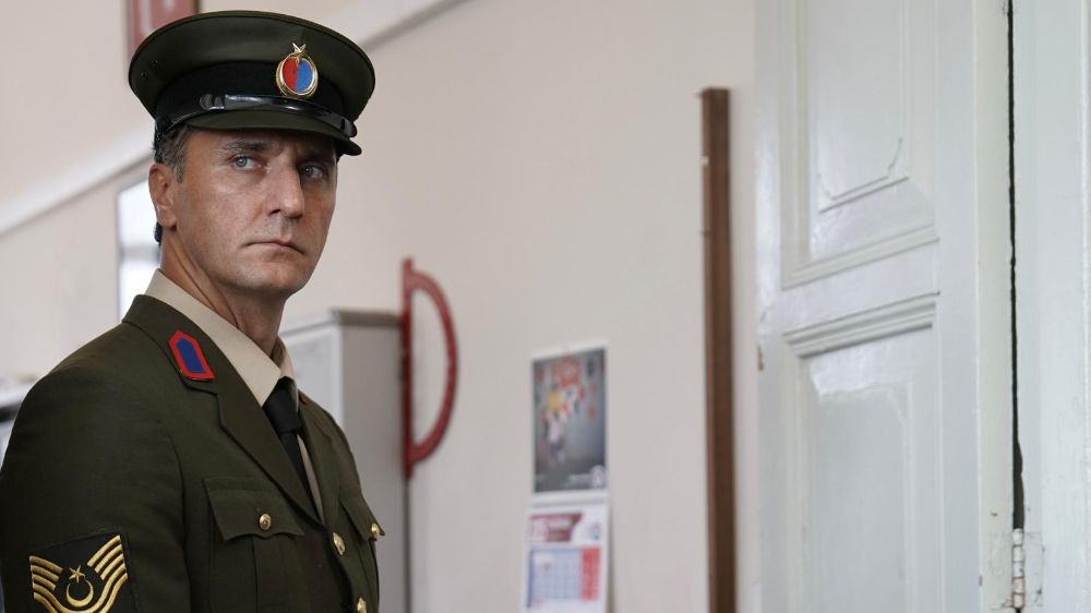 Fırat Çelik, Bak Postacı Geliyor filminde komutan Cavit rolüne hayat veriyor