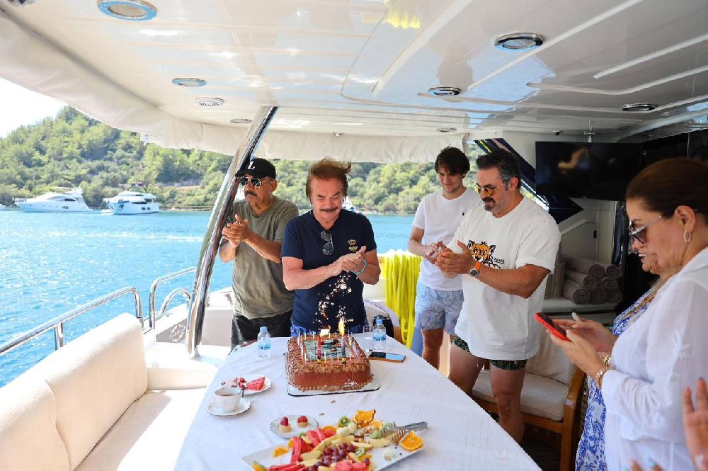 Gelenek bozulmadı! Orhan Gencebay'ın doğum günü Bodrum'da kutlandı