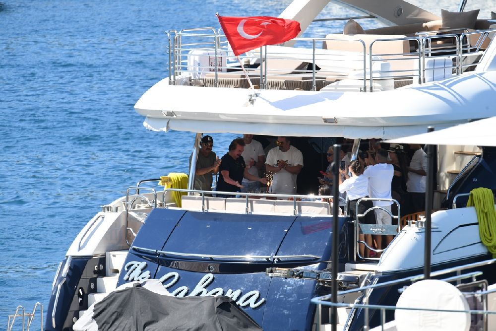 Gelenek bozulmadı! Orhan Gencebay'ın doğum günü Bodrum'da kutlandı