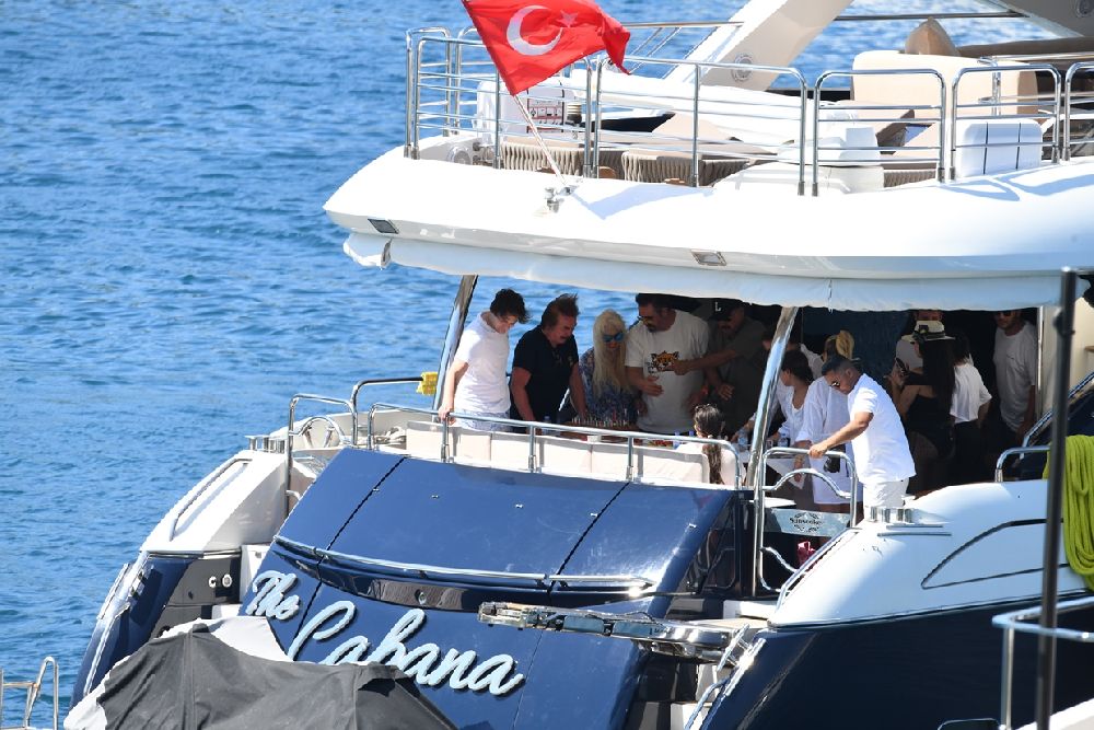 Gelenek bozulmadı! Orhan Gencebay'ın doğum günü Bodrum'da kutlandı