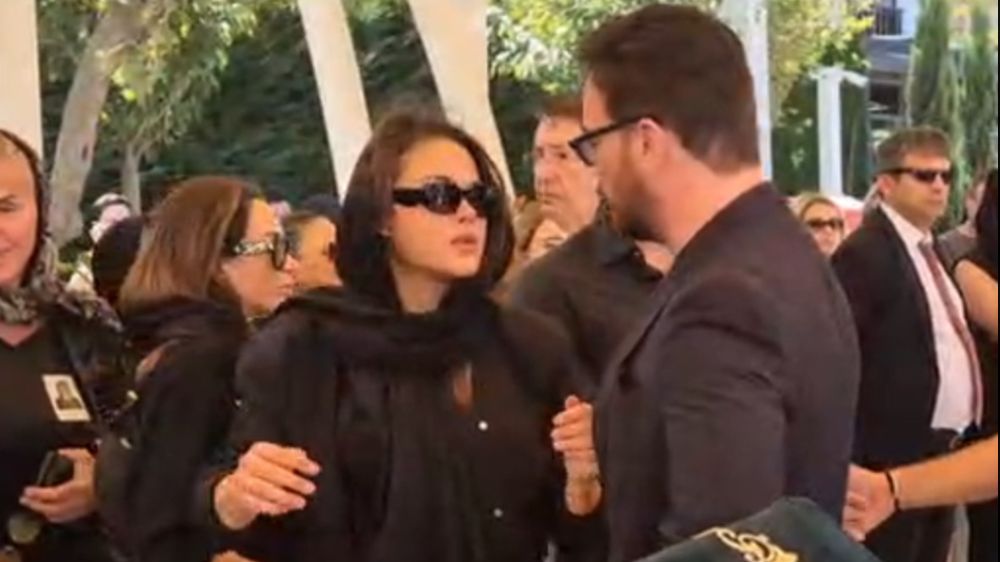 Sinan Akçıl anneannesini kaybeden Aslıhan Karalar'ı yalnız bırakmadı