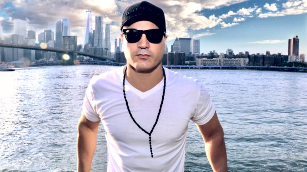 DJ Eren AB dünyaca ünlü şarkıcı Jennifer Lopez'den önce setin başına geçecek 