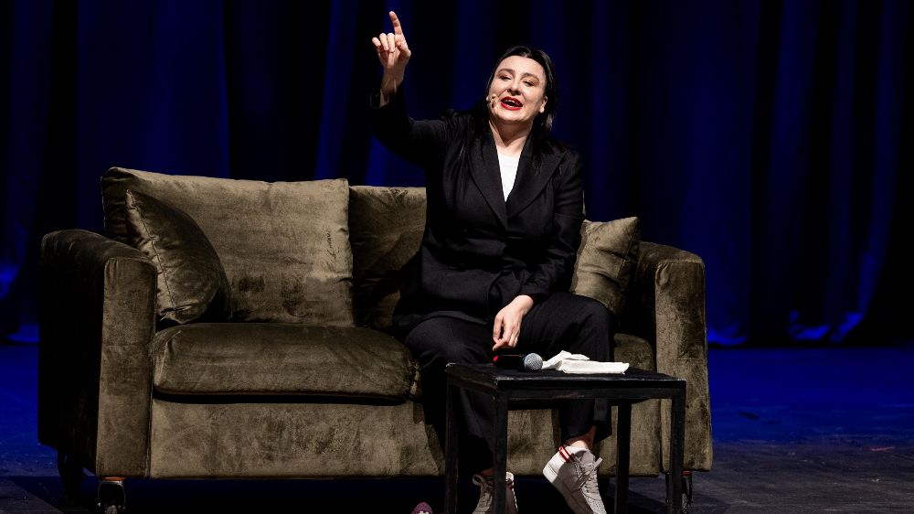 Yasemin Sakallıoğlu kahkaha fırtınası esti