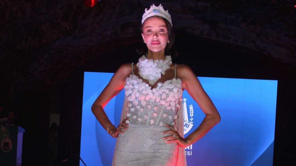 Yeni tarzıyla dikkat çeken Özge Ulusoy'dan değişim itirafı!