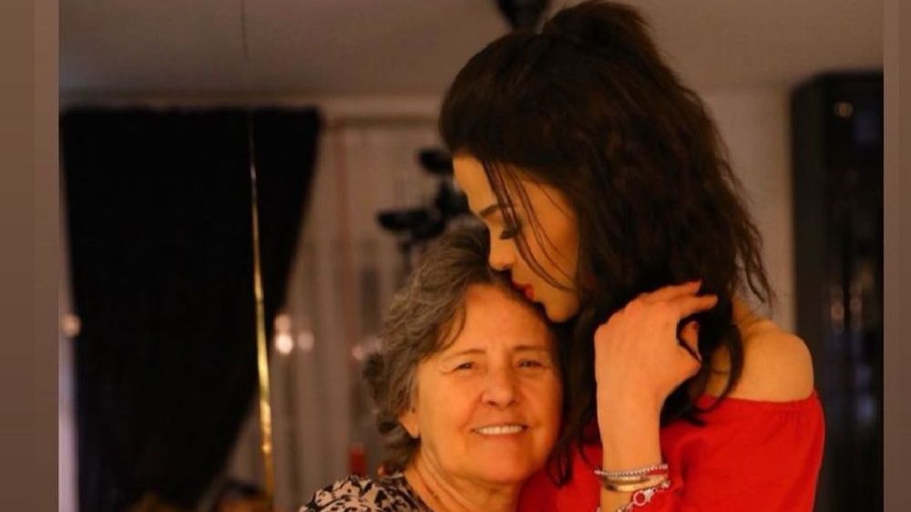 Aslıhan Karalar, hayatını kaybeden anneannesi Zülfiye Maleri'ye duygusal mesajla veda etti