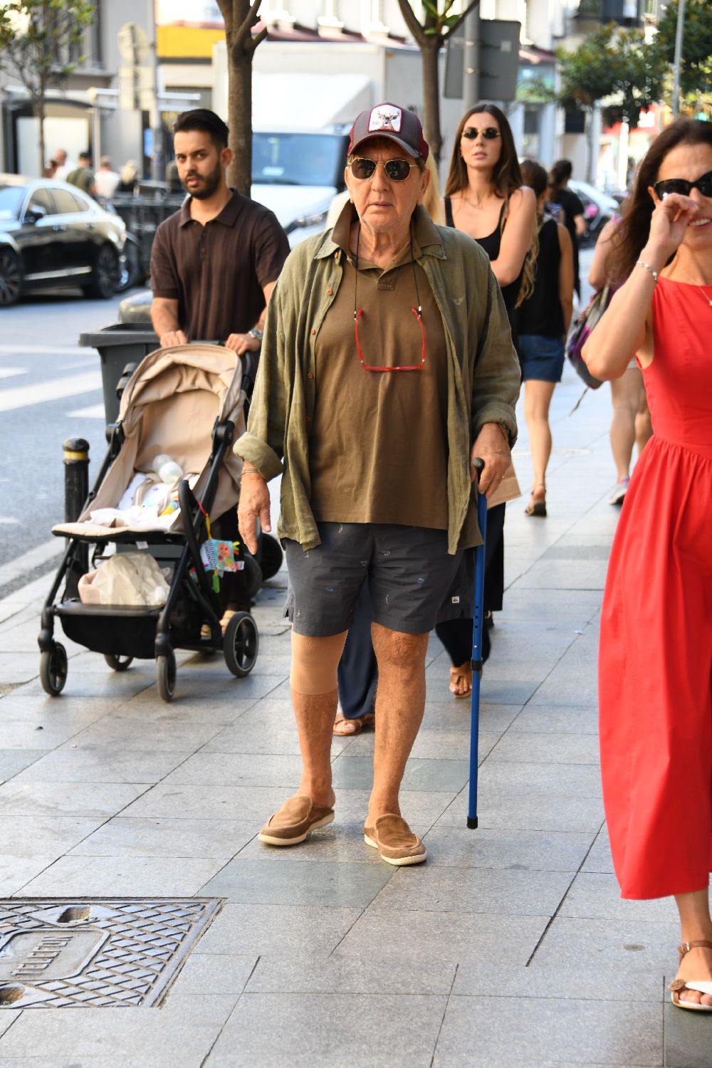 Bastonla görüntülenen Ali Poyrazoğlu, sağlık durumu hakkında bilgi verdi!