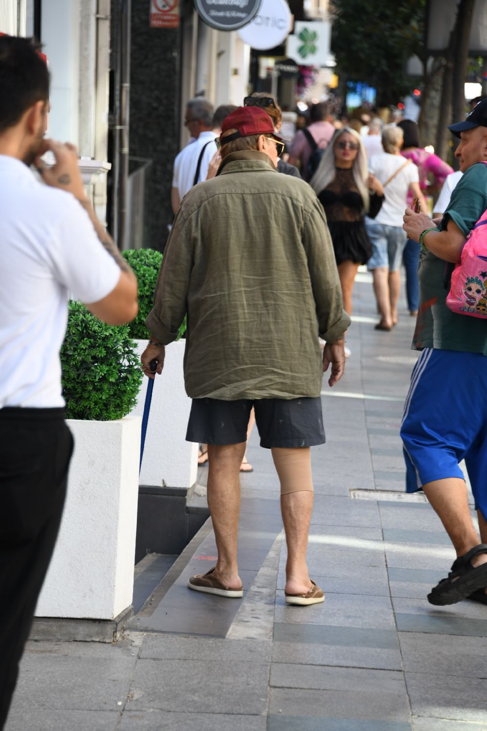 Bastonla görüntülenen Ali Poyrazoğlu, sağlık durumu hakkında bilgi verdi!