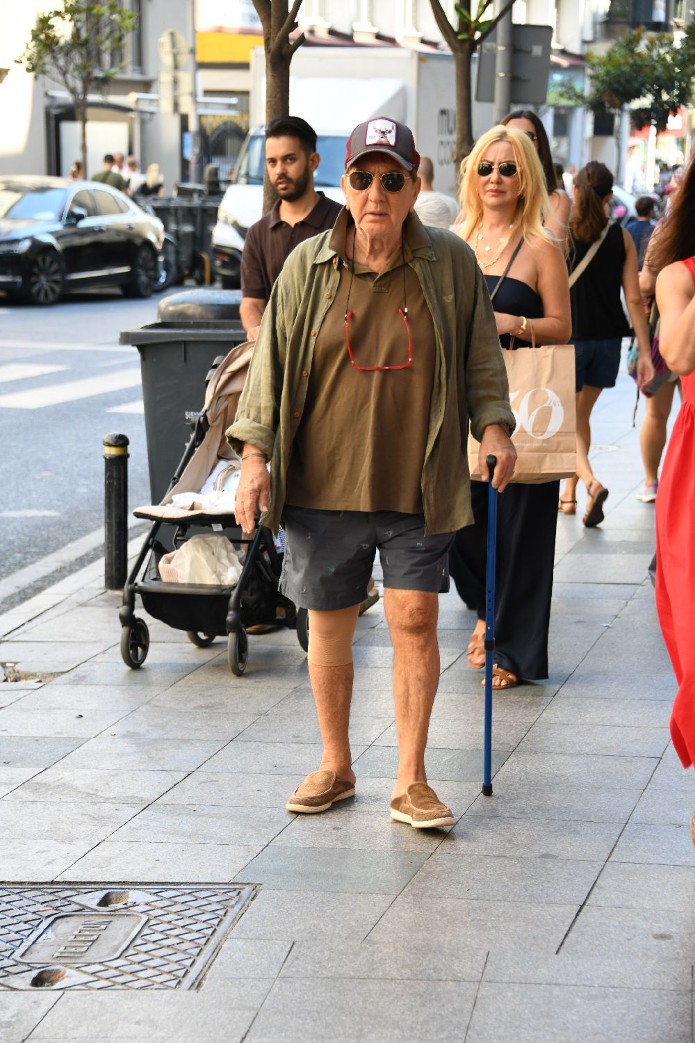 Bastonla görüntülenen Ali Poyrazoğlu, sağlık durumu hakkında bilgi verdi!