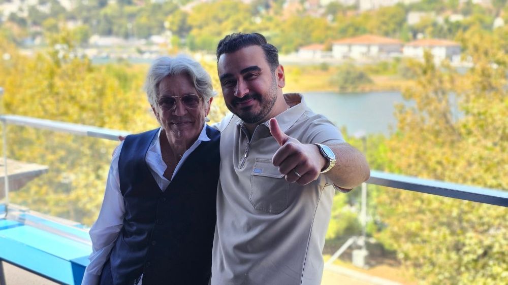 Berkay Tulpar, Hollywood Yıldızı Eric Roberts’ı yapay zekâ destekli saç ekimi teknolojisi FAIR ile ağırladı