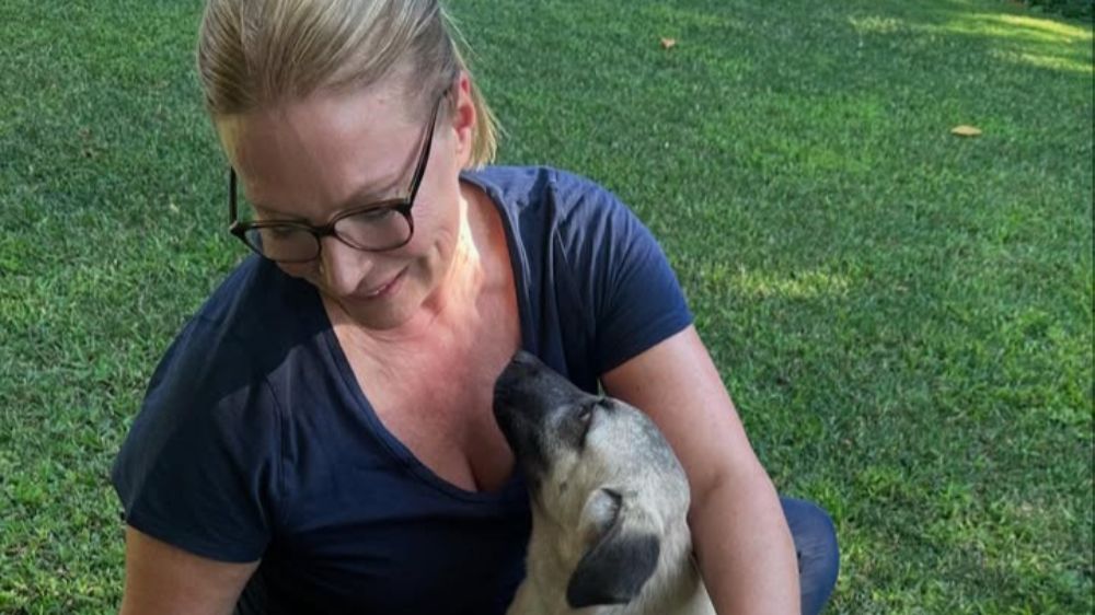 Caroline Koç, Sivas’ta acımasızca dövülen Mucize isimli köpeği sahiplendi