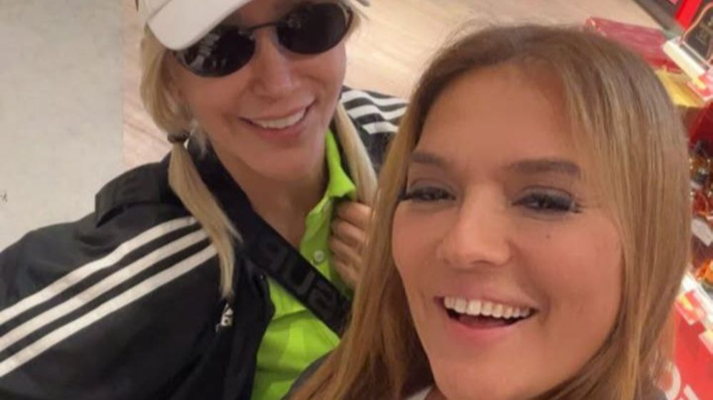 Demet Akalın ve Hande Yener'den konser sonrası selfie