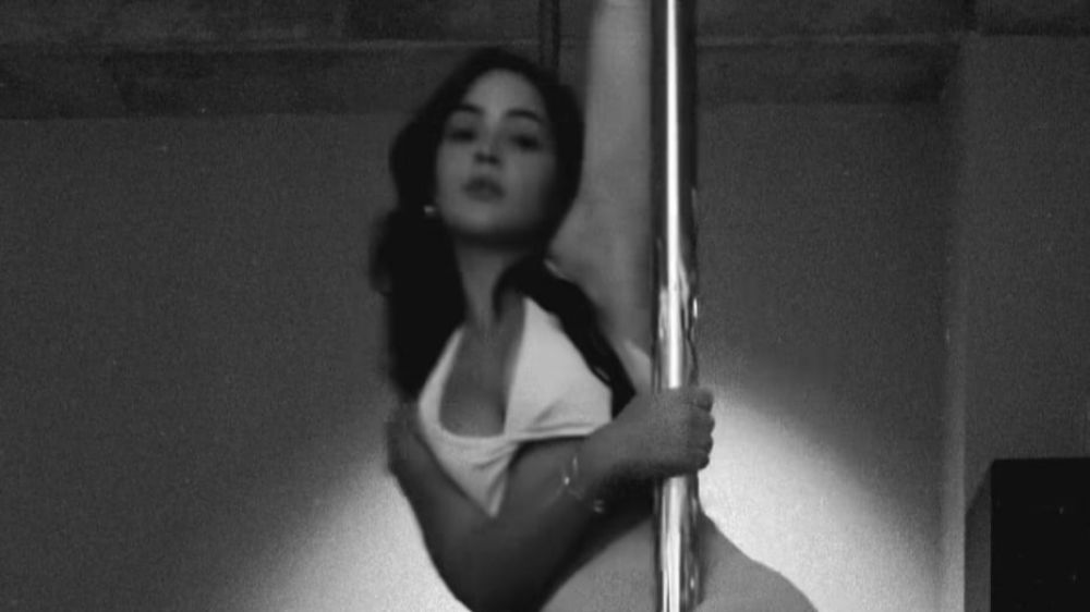 Derya Pınar Ak’ın direk dansı sosyal medyayı salladı!