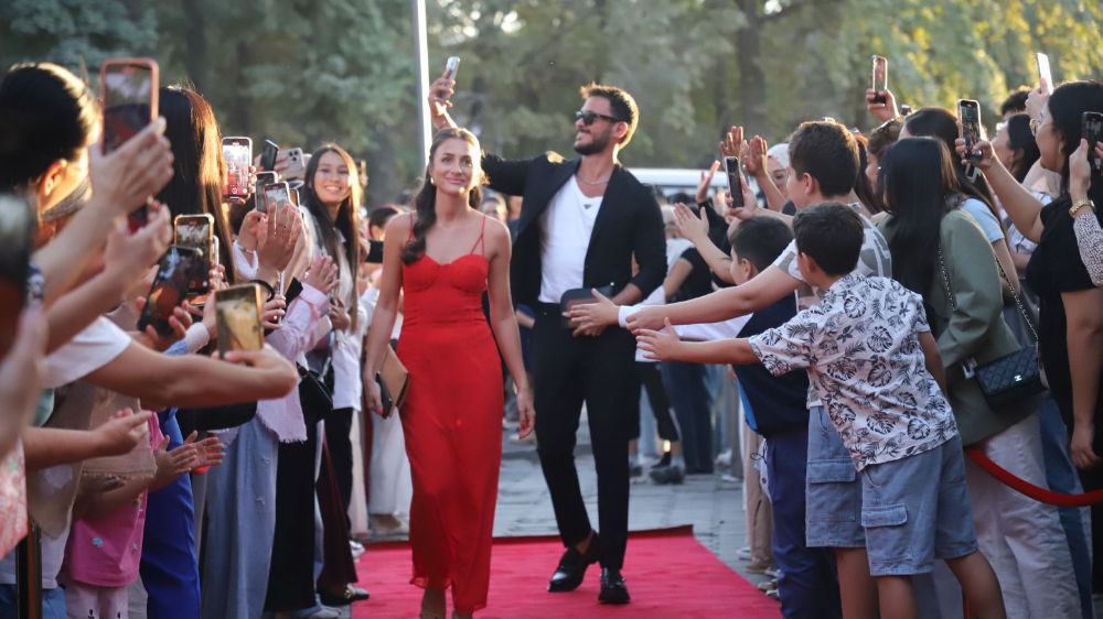 Duygu Mercan ve Anıl Altan Türk özel bir plaket takdim edilerek onurlandırıldılar