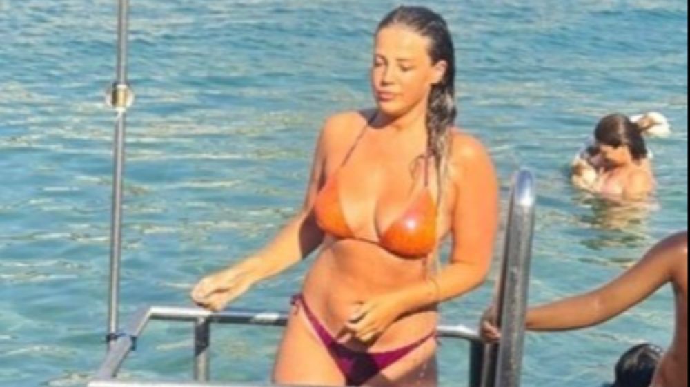 Esra Sönmezer: Uzun ve iri bir kadınım